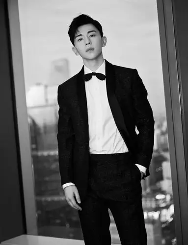 肤白腿长的邓伦太显嫩牛角扣大衣搭配高领衫这少年感真撩人