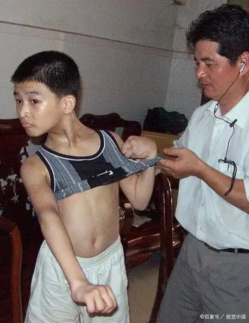 在儿童健身领域,腹肌训练往往被忽视,许多家长和教练认为腹部锻炼是